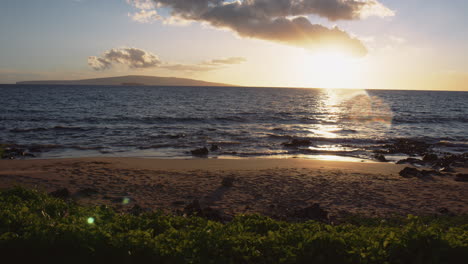 Reflejo-De-La-Luz-Del-Sol-En-El-Resort-De-Playa-Tropical-Durante-El-Amanecer-En-Wailea,-Maui,-Hawaii,-Estados-Unidos,-Tiro-Estático
