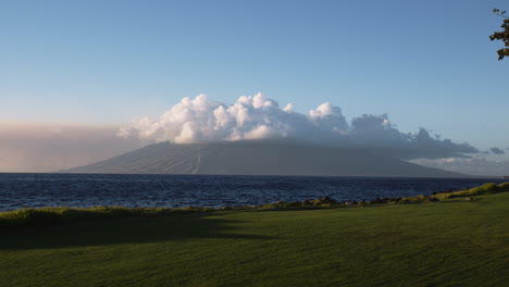Perfect-view-of-a-cloud-covered-volcano-in-Hawaii-on-a-clear-day