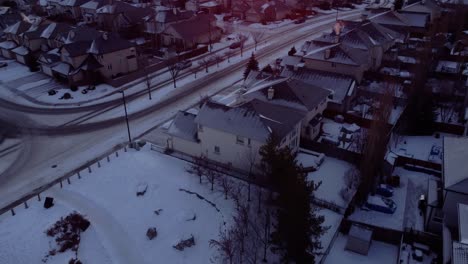 Fliegende-Drohne-In-Calgary-Während-Einer-Schönen-Wintergoldenen-Stunde