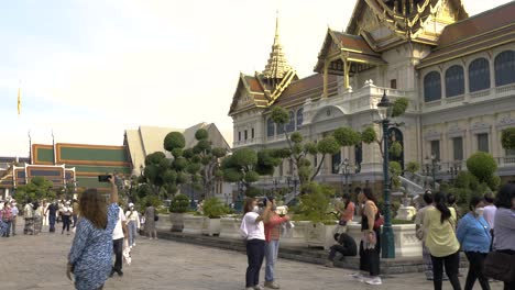 Los-Turistas-Visitan-El-Gran-Palacio-De-Bangkok,-Tailandia