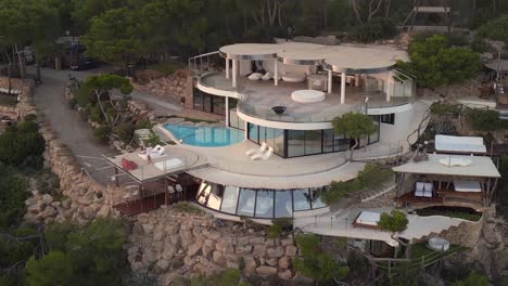 Futuristic-villa-on-the-hillside