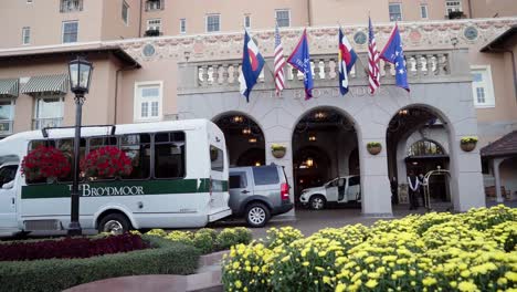 Front-entrance-of-the-Broadmoor-Hotel-in-Colorado-Springs-Colorado