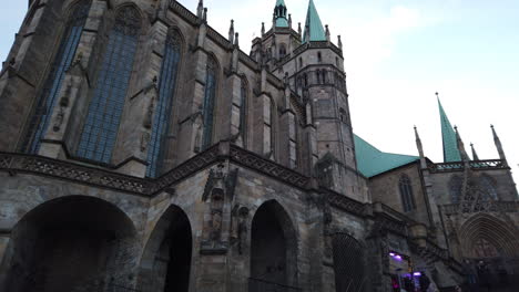 Detalle-De-La-Antigua-Fachada-De-La-Catedral-De-Erfurt-Con-Gente-En-Las-Escaleras
