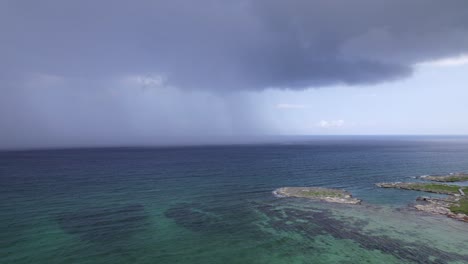 Regen-In-Der-Karibik-Drone-Schießt-Seitlich-Nach