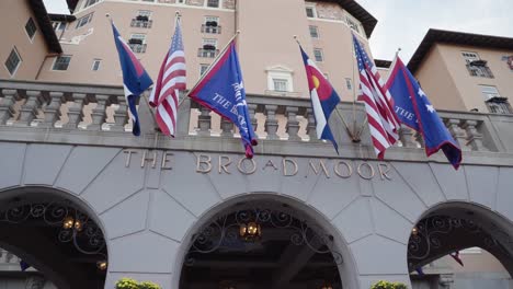 Front-entrance-to-the-Broadmoor-Hotel-in-Colorado-Springs-Colorado