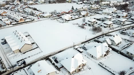 Drohnenflug-über-Die-Stadt-In-Polen-Während-Des-Sonnigen-Wintertages