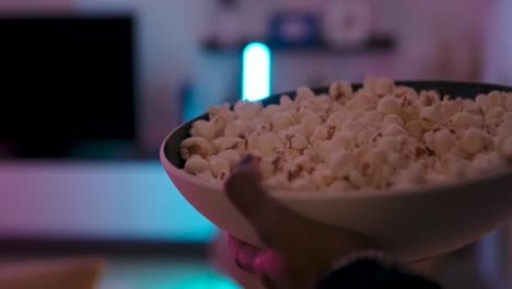 Woman-running-with-popcorn-in-the-living-room