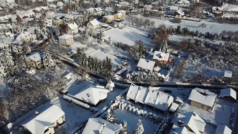 Vuelo-De-Drones-Sobre-La-Ciudad-En-Polonia-Durante-El-Día-Soleado-De-Invierno