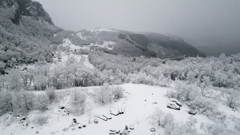 Frischer-Schneefall-Bedeckt-Die-Malerische-Skandinavische-Landschaft,-Berge-Und-Bäume