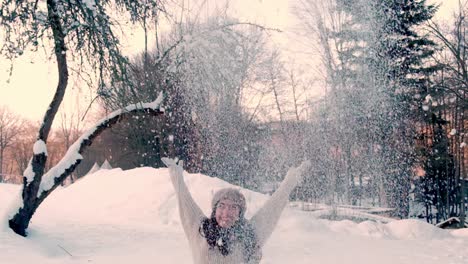 Lächelndes-Mädchen,-Das-Schnee-In-Zeitlupe-In-Der-Schneewintersaison-Draußen-In-Die-Luft-Wirft