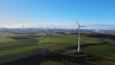 Deutschlands-Saubere-Energiequelle:-Schönes-Feld-Mit-Windkraftanlagen,-Die-An-Einem-Sonnigen-Tag-In-Brilon,-Sauerland,-Sauberen-Strom-Erzeugen