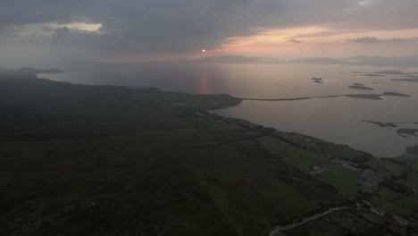 Luftaufnahme,-Die-Den-Berg-Croagh-Patrick-An-Einem-Nebligen-Abend-Während-Des-Sonnenuntergangs-Hinabsteigt