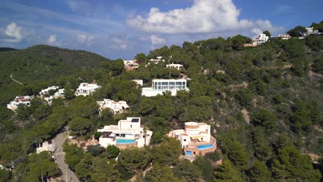 Futuristic-luxury-villa-on-the-mountainside