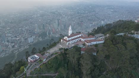 Majestuosas-Vistas-Del-Centro-De-Bogotá-Desde-Monserrate,-Hyperlpase