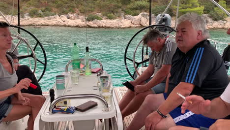 Kaukasische-Männer,-Die-Im-Segelboot-Alkoholische-Getränke-Trinken-Und-Rauchen