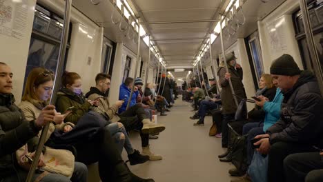Menschen-Im-U-Bahn-Wagen