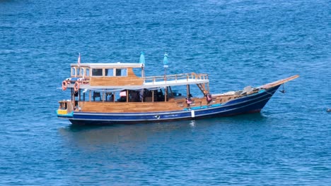 Solo-Tauchsafari-Boot,-Das-Auf-Dem-Atemberaubenden-Blauen-Ozean-In-Labuan-Bajo-Auf-Der-Insel-Flores,-Region-Nusa-Tenggara-In-Ostindonesien,-Treibt