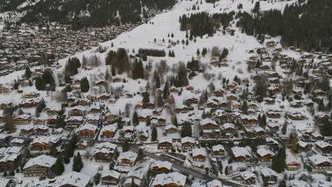 Flying-above-the-snow-capped-village-of-Verbier,-Switzerland