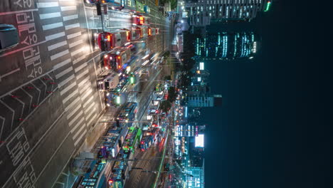 Nacht-Fahrende-Autos-Mit-Lichtspuren-Am-Busterminal-Der-Seoul-Station---Vertikaler-Schwenk-Hyperlapce-Erhöhte-Ansicht