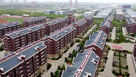 Vista-Aérea---Típicas-Casas-De-Pan-De-Jengibre-En-Un-Complejo-Residencial-Urbanizado-En-El-Nuevo-Distrito-De-Nanhai,-China