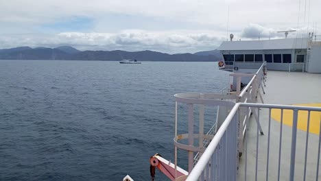 La-Vista-Desde-Un-Ferry-Mientras-Otro-Ferry-Interisleño-Navega-En-El-Estrecho-De-Cook-De-Nueva-Zelanda