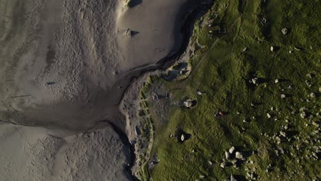 Vogelperspektive-Auf-Grünes-Land-Am-Sandstrand,-Einzigartiger-Kontrast,-Strand-Von-Kvalvika,-Norwegen