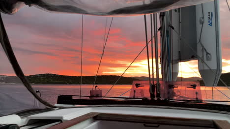 Von-Unserem-Segelboot-In-Rogoznica-Kroatien-Den-Sonnenuntergang-über-Dem-Kornati-nationalpark-Beobachten