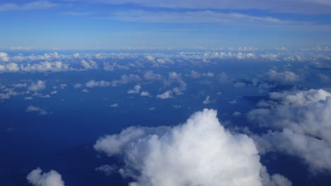 Eine-Luftperspektive-Von-Wolken,-Die-Tagsüber-über-Der-Weite-Des-Ozeans-Schweben