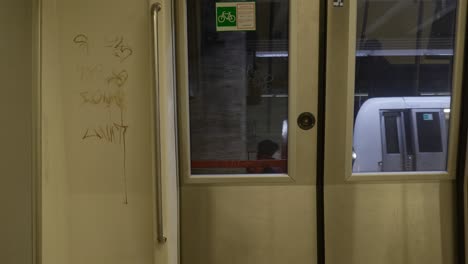 Eine-Innenansicht-Der-Türen-Der-U-Bahn,-Wenn-Der-Zug-In-Den-Bahnhof-Einfährt
