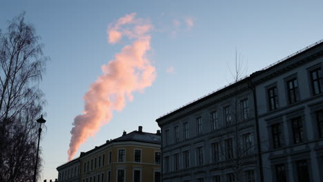 Rauch-Steigt-Aus-Dem-Schornstein-Eines-Gebäudes-In-Oslo,-Norwegen