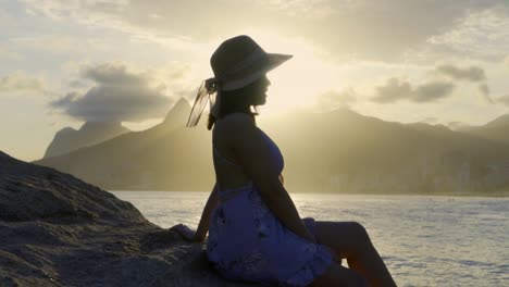 Schöne-Asiatische-Frau,-Die-Einen-Sonnenuntergang-Am-Strand-Von-Ipanema-In-Rio-De-Janeiro-Beobachtet
