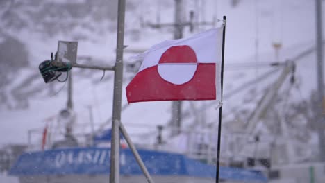 Grönland-Flagge-Auf-Einem-Bootsmast,-Der-In-Zeitlupe-In-Einem-Schneesturm-Flattert