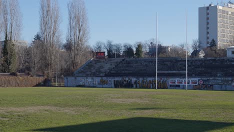 Altes-Rugbystadion.-Verlassenes-Feld.-Kleines-Rostiges-Stadion