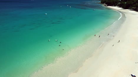 Clientes-De-Mahe-Seychelles-En-La-Playa,-Disfrutando-Del-Día-En-La-Playa-Y-Llegando-A-La-Nube-De-Lluvia