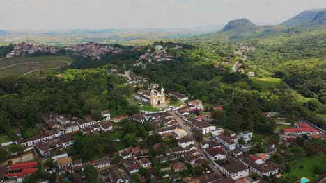 Antigua-Iglesia-Barroca-En-Medio-Del-Bosque-Atlántico-Sudamericano