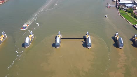 Luftaufnahme-Des-Hochwasserschutzes-An-Der-Themse-Mit-Einem-Geschlossenen-Tor