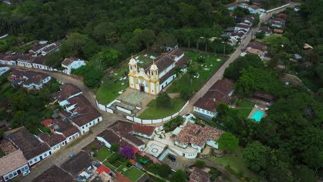 Old-Baroque-church-located-in-colonial-town-in-the-interior-of-Brazil,-in-the-state-of-Minas-Gerais