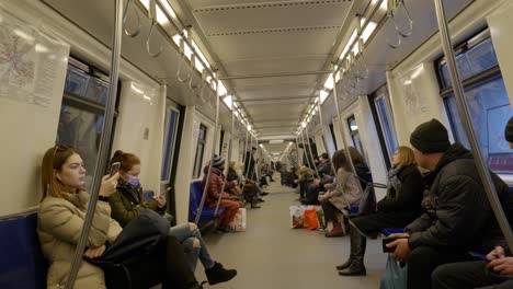 Menschen-Im-U-Bahn-Wagen,-Als-Er-Den-Bahnhof-Verlässt