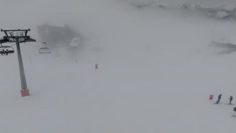 Vista-Aérea-De-La-Famosa-Estación-De-Esquí-Alpino-Verbier,-Suiza-En-Los-Alpes-Suizos-De-Invierno,-Nieve-En-Las-Laderas-De-Las-Montañas,-Panorama-Paisajístico-De-Europa