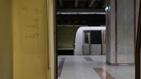Una-Vista-Interior-Del-Tren-En-El-Otro-Ferrocarril-Que-Sale-De-La-Estación
