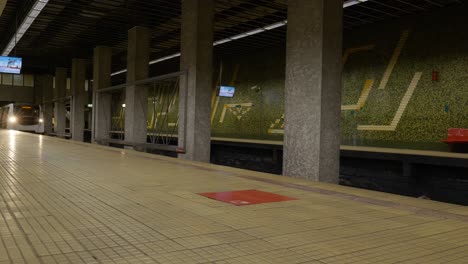 Llegada-Del-Tren-Subterráneo-Y-Salida-De-La-Estación-De-Metro