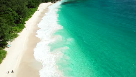 Mahe-Seychellen-Langsam-Fliegende-Drohne-Am-Spektakulären-Strand,-Tolles-Wetter,-Klares-Wasser