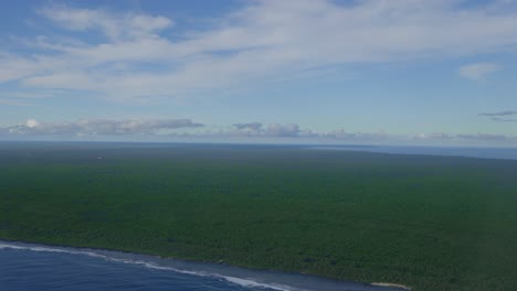 Eine-Vogelperspektive-Von-Wolken-über-Einer-Bewaldeten-Küstenregion-Während-Des-Tages