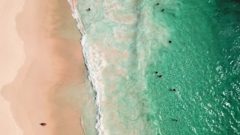 Mahe-Seychellen-Vogelperspektive-über-Kunden,-Die-Das-Meer-Und-Die-Wellen-Genießen
