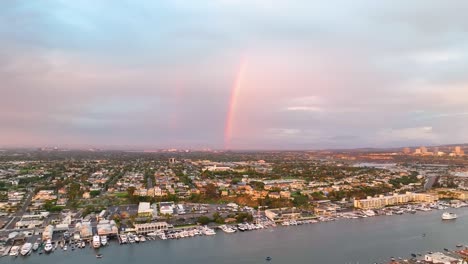 Luftaufnahme-Von-Newport-Hafen-Und-Regenbogen