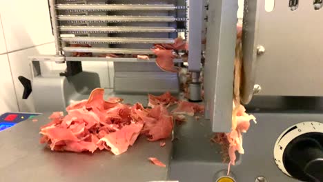 Eine-Fleischschneidemaschine-Schneidet-Speck