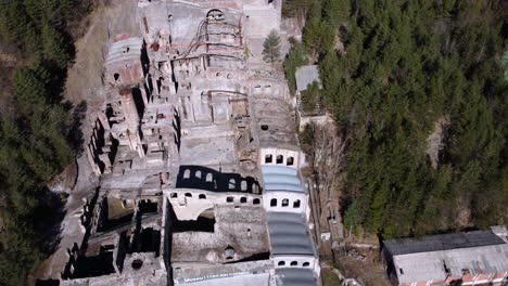 Luftaufnahme-Der-Ruinen-Der-Alten-Zementfabrik-Asland-In-Katalonien,-Spanien