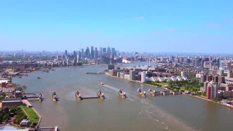 Luftaufnahme-Der-Themse-Barriere-Mit-Canary-Wharf-Und-Der-City-Of-London-Dahinter