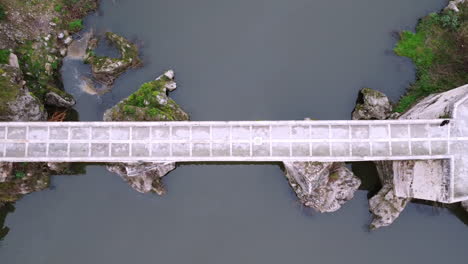 Luftbild-Von-Oben-Nach-Unten-Auf-Die-Brücke-Von-Besalu-In-Katalonien,-Spanien