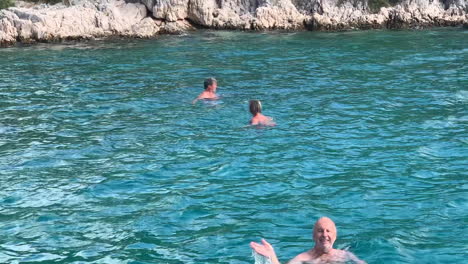 Europäische-Männer-Und-Frauen-Schwimmen-Glücklich-Im-Blauen-Kroatischen-Wasser